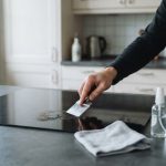 Eingebranntes vom Induktionskochfeld lösen, ohne Kratzer zu riskieren