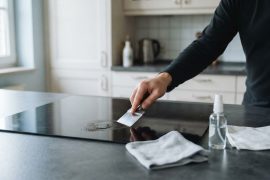 Eingebranntes vom Induktionskochfeld lösen, ohne Kratzer zu riskieren