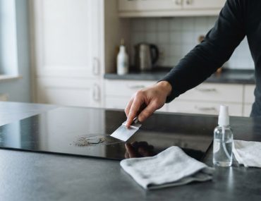 Eingebranntes vom Induktionskochfeld lösen, ohne Kratzer zu riskieren