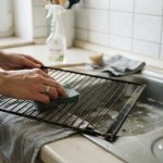 Backofenrost reinigen, ohne stundenlang zu schrubben