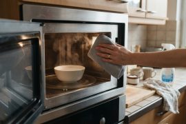 Gerüche aus der Mikrowelle entfernen und Spritzer leichter lösen