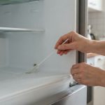 Ablaufloch im Kühlschrank reinigen
