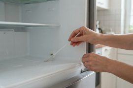 Ablaufloch im Kühlschrank reinigen