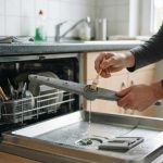 Sprüharme der Spülmaschine reinigen, wenn Gläser und Teller schmutzig bleiben