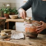 Kalkränder an Terrakottatöpfen entfernen und die Patina erhalten