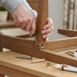 Ausgerissenes Schraubloch im Holz reparieren