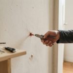Alten Dübel aus der Wand entfernen, ohne ein großes Loch zu machen