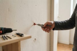 Alten Dübel aus der Wand entfernen, ohne ein großes Loch zu machen
